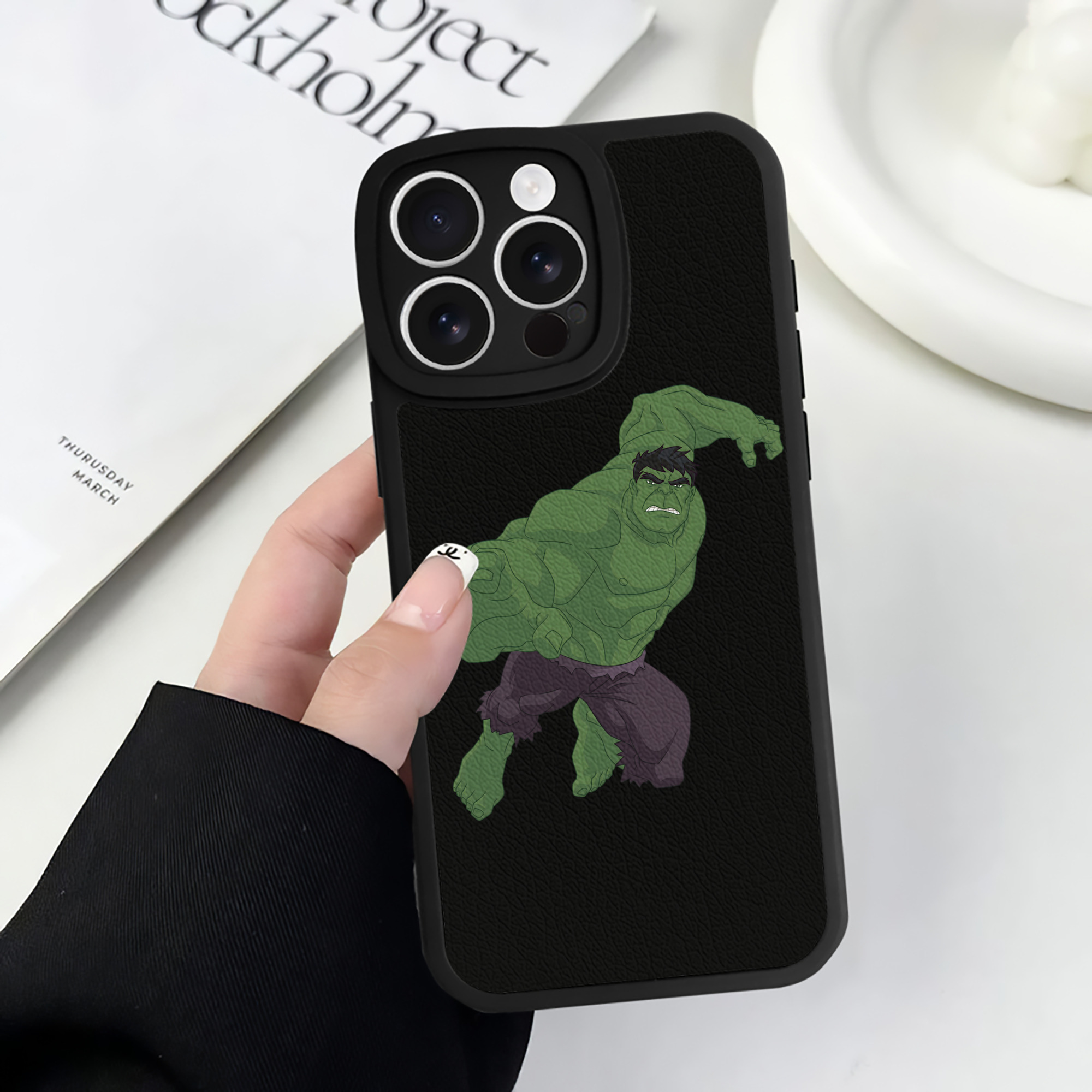 （画像用） アベンジャーズ The Avengers 【iPhone 16シリーズ対応】シリコンスマホケース（レザー調） 材質：シリコン